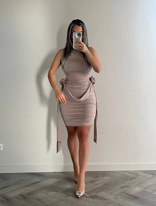 Sleeveless ruffled dress Beige